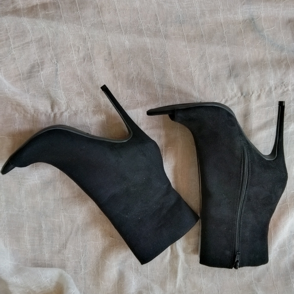 Black suede Rouge! peep toes ankle booties, size 6 1/2 - Picture 5 of 11